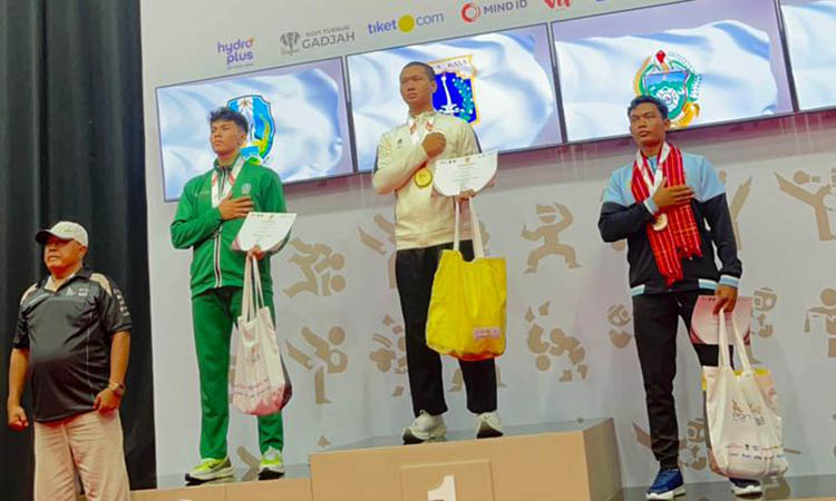 BANGGA: Alvin Rizqullah (kiri) saat berada di podium peringkat kedua.