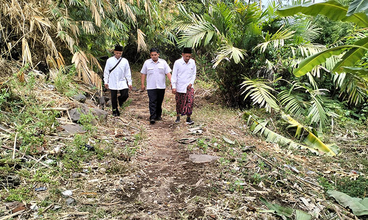 AKSES MUDAH: Pengunjung bisa menaiki motor. Dan memarkir motornya untuk kemudian berjalan sekitar 50 meter ke lokasi.