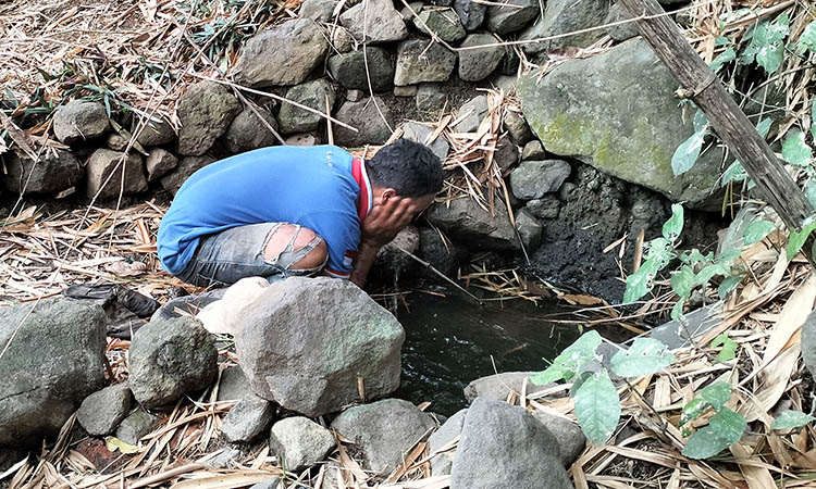 MENYEGARKAN: Selain jernih, air Sumber Lanang juga menyegarkan. Tak heran, banyak jadi jujukan petani sesuai dari sawah.