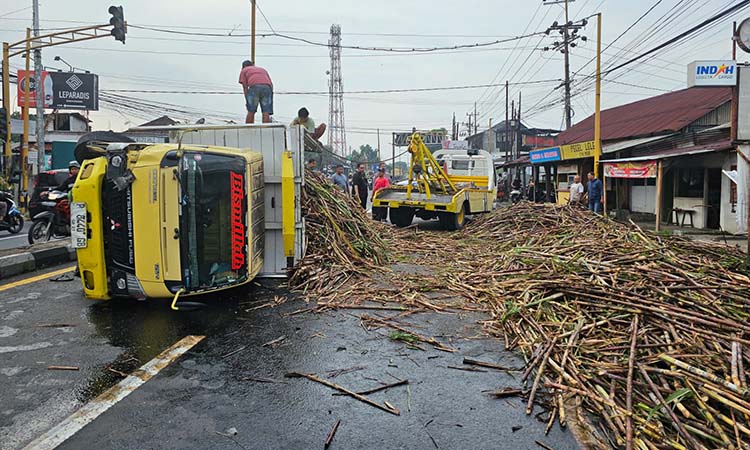 Kondisi truk muat tebu yang terguling di Pandaan, Kabupaten Pasuruan, Sabtu (25/10).