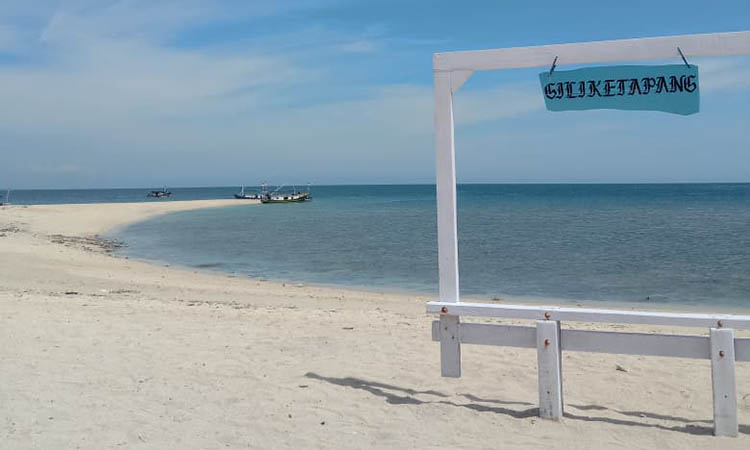 SPOT FOTO: Salah satu spot foto menarik berlatar belakang pantai di Pulau Gili Ketapang, Kabupaten Probolinggo.