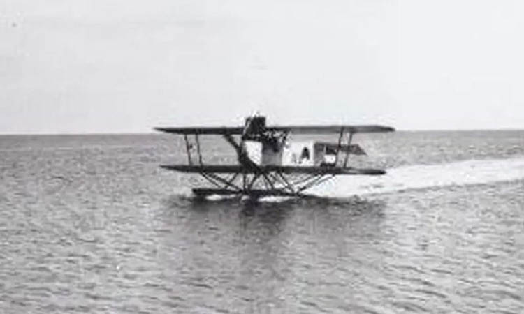 MENDARAT: Sebuah pesawat amfibi Van Berkel WA milik MLD (bernomor W4), yang dibuat oleh pabrik mesin pemotong Van Berkel&rsquo;s Patent di Rotterdam, saat sedang mendarat di depan Pulau Ketapang.