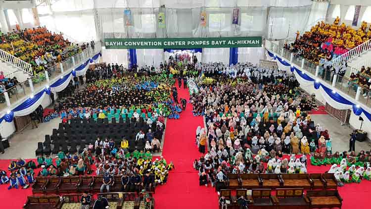 OPENING: Pembukaan Festival Dolanan Yok! 10 di Pondok Pesantren Bayt Al Hikmah, Kota Pasuruan, disambut meriah oleh para santri, Sabtu (25/10).