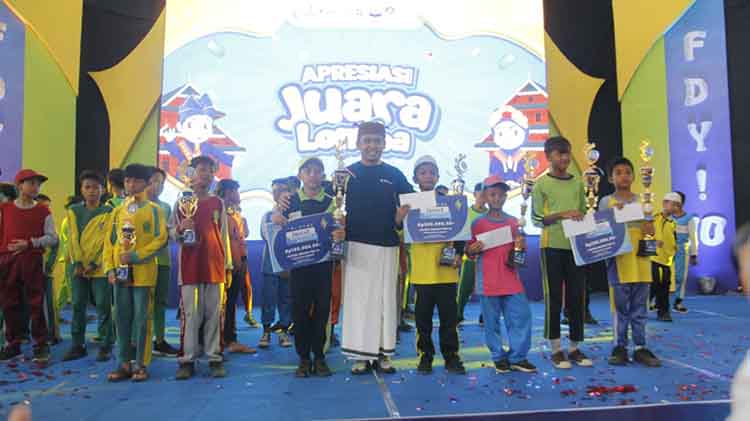 PENGHARGAAN: Wali Kota Pasuruan Adi Wibowo, S.TP., M.Si. menyerahkan hadiah kepada pemenang Lomba Dolanan Yok! 10.