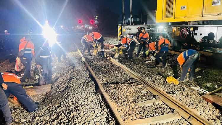 PERBAIKAN: Sejumlah Petugas Daop 1 Jakarta membenahi jalur di kilometer 56+1/2 Emplasemen Stasiun Kedunggedeh, di Kabupaten Bekasi, Jawa Barat, Sabtu (25/10) malam.