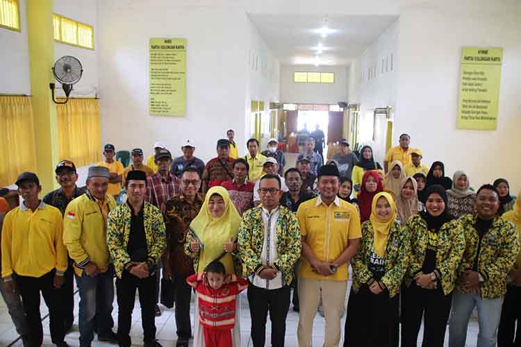 KOMPAK: Fernanda Zulkarnain bersama kader Partai Golkar di DPRD Kota Probolinggo berfoto bersama masyarakat usai launching Rumah Aspirasi Kantor DPD Partai Golkar, Jalan Mastrip, Kota Probolinggo, Sab