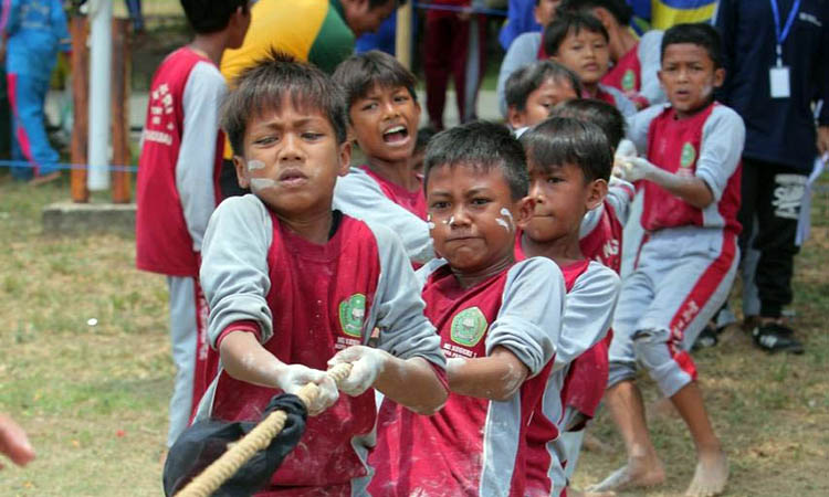 FESTIVAL: Sejumlah peserta terlihat seru dan bersemangat ketika mengikuti lomba tarik tambang.