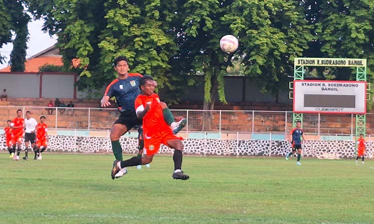 KETAT: Striker Persekabpas Ali Kacong Mashori saat berupaya lepas dari kawalan Pemain Persibo. (M Busthomi/ Radar Bromo)