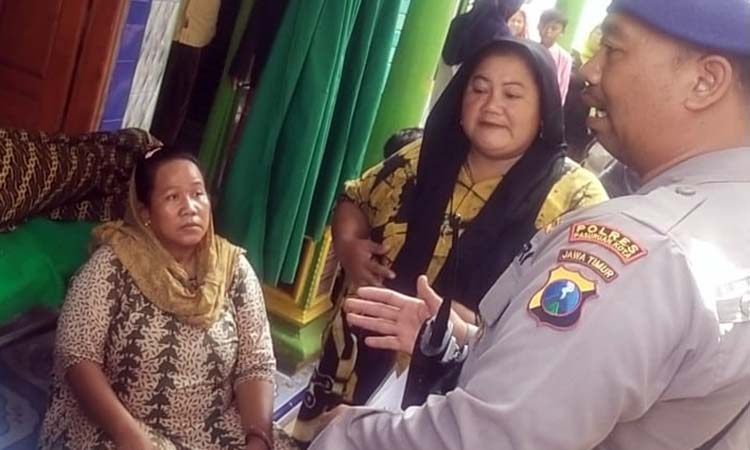 ANGGAP MUSIBAH: Keluarga korban saat memberikan keterangan pada Polair.