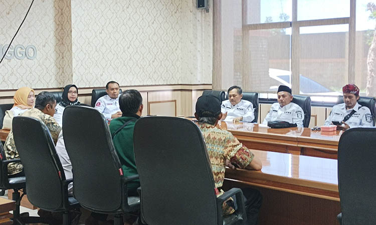 SUDAH WADUL DEWAN: Pekerja PT Klaseman saat hearing Juni lalu bersama Komisi IV.