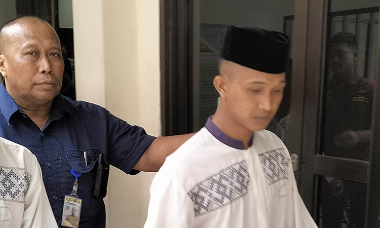 BAKAL DIVONIS: Didik (paling kanan) saat sidang perkara pembunuhan di PN Kraksaan. Atas perbuatannya terdakwa dituntut hukuman penjara 15 tahun.