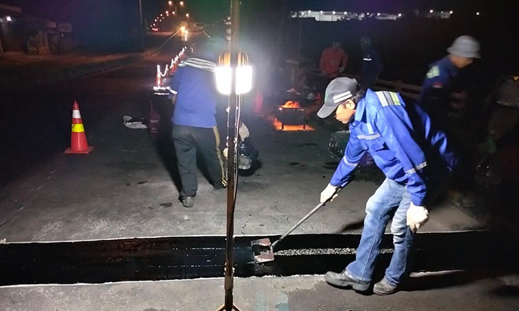 RUAS JALAN NASIONAL: Pekerja menyelesaikan perbaikan expantion joint jembatan jalan nasional di Desa Tejowangi, Kecamatan Purwosari.
