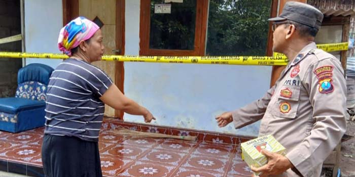 DI-POLICE LINE: Polisi saat melakukan olah TKP pembacokan kakek di Winongan, Kabupaten Pasuruan.