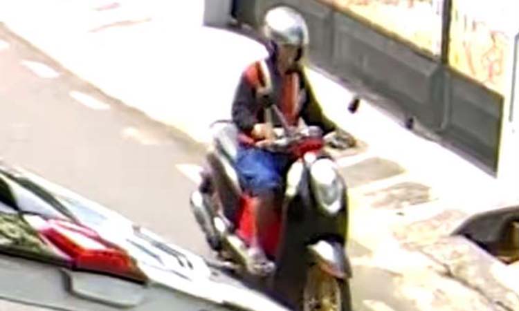 Pelaku yang terekam CCTV rumah warga.