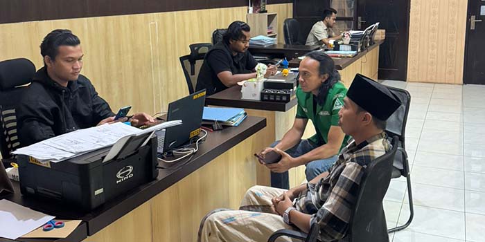 LAPORAN: Pemilik kafe yang diserang ratusan pemuda di Jalan Mastrip, Baitul Rosid bersama Ketua LBH Ansor saat melapor ke Mapolresta Probolinggo, Minggu (26/10) malam.