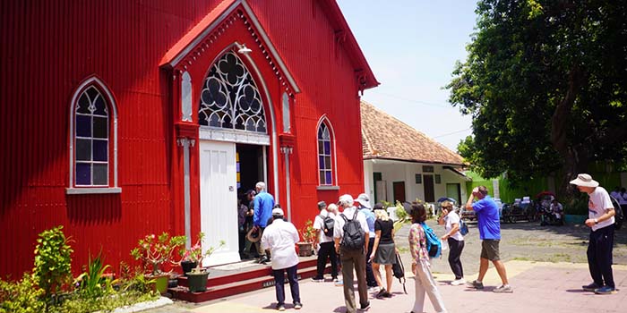 Sejumlah wisatawan mancanegara asal Kapal Pesiar saat mengunjungi Gereja Merah, Kota Probolinggo (28/10).