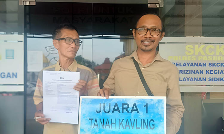 ADUAN: H. Achmad Fauzan, warga Desa Jombor, Kecamatan Sukorejo didampingi kuasa hukumnya, Anjar Supriyanto saat melaporkan perkara dugaan penipuan tersebut ke Mapolres Pasuruan.