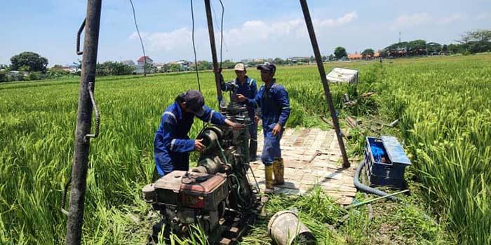Kementerian PU saat melakukan pengukuran kedalaman tanah untuk calon Sekolah Rakyat di Kota Pasuruan.