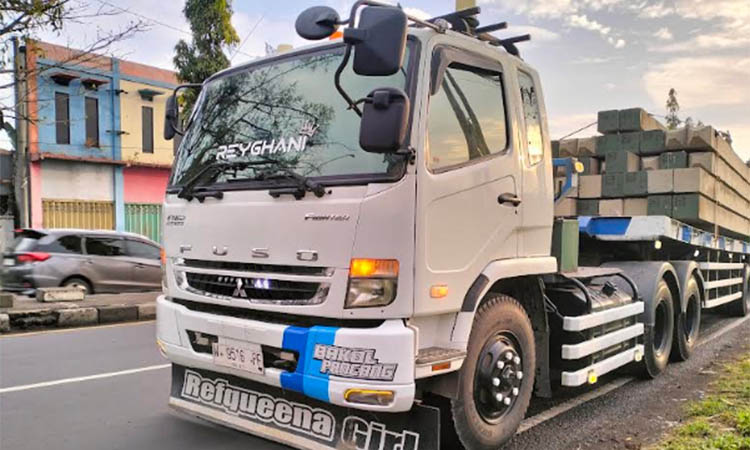 Trailer bermuatan tiang pancang yang melindas korban.
