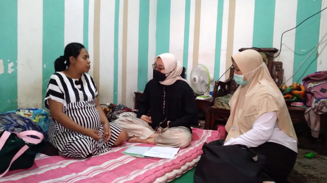 KUNJUNGAN: Petugas kesehatan UOBF Puskesmas Ngempit saat berkunjung ke salah satu rumah ibu hamil. Hal ini dilakukan untuk melakukan pendampingan dan pemantauan terhadap ibu hamil.