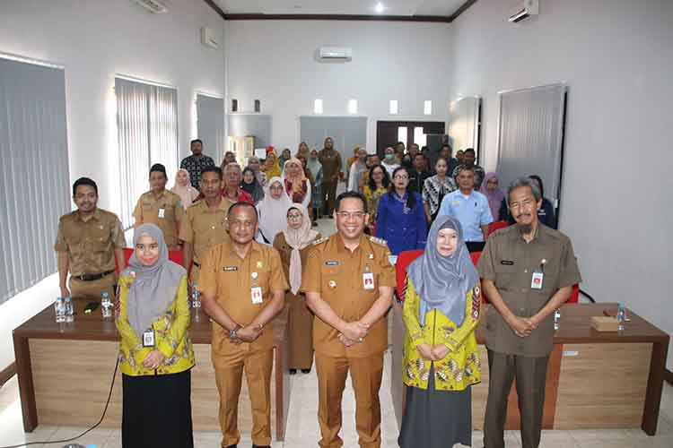 PEMBUKAAN: Wali Kota Probolinggo dr. Aminuddin didampingi Kepala DKUP Kota Probolinggo Slamet Swantoro berfoto bersama seluruh peserta bimtek Pemeriksaan Kesehatan Koperasi di Kota Probolinggo.