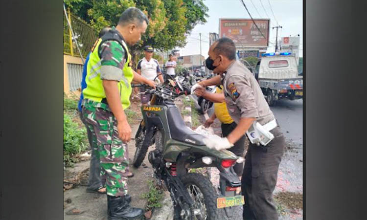 MOTOR DINAS: Personel TNI dan Satlantas membawa motor yang dikendarai korban.