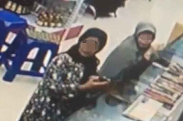 TERDUGA PELAKU: Dua emak-emak yang diduga menggondol sarung di salah satu toko di Jalan Alun-Alun Barat, Kota Pasuruan.