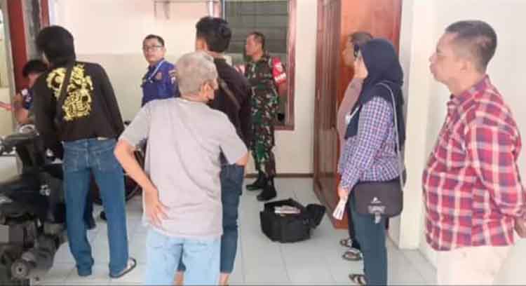 OLAH TKP: Anggota Polres Pasuruan Kota melakukan pulbaket bersama korban dan saksi di TKP Senin (27/10).