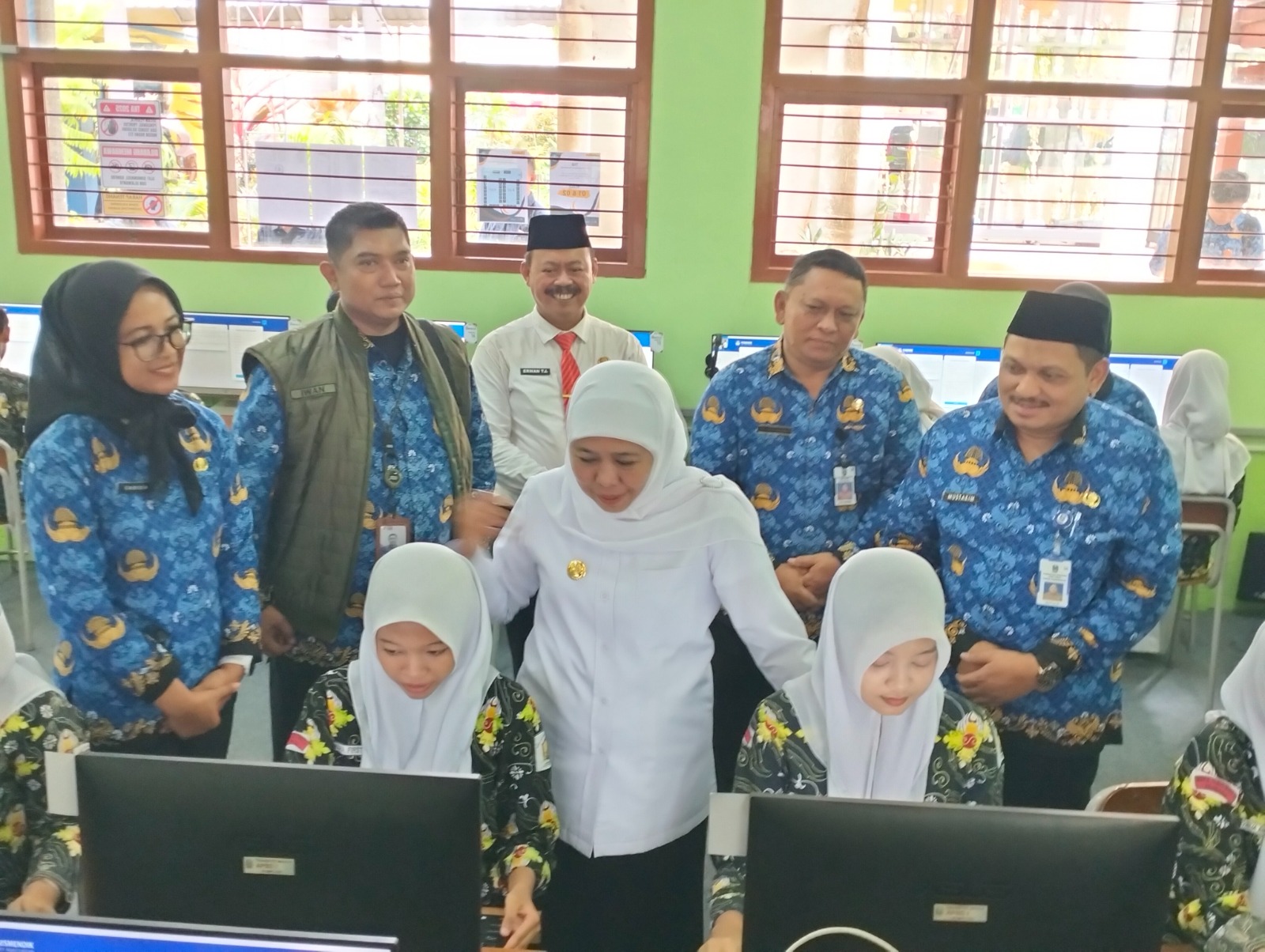 TINJAU: Gubernur Jatim Khofifah Indar Parawansa saat meninjau gladi bersih kesiapan TKA di SMAN 1 Pandaan.