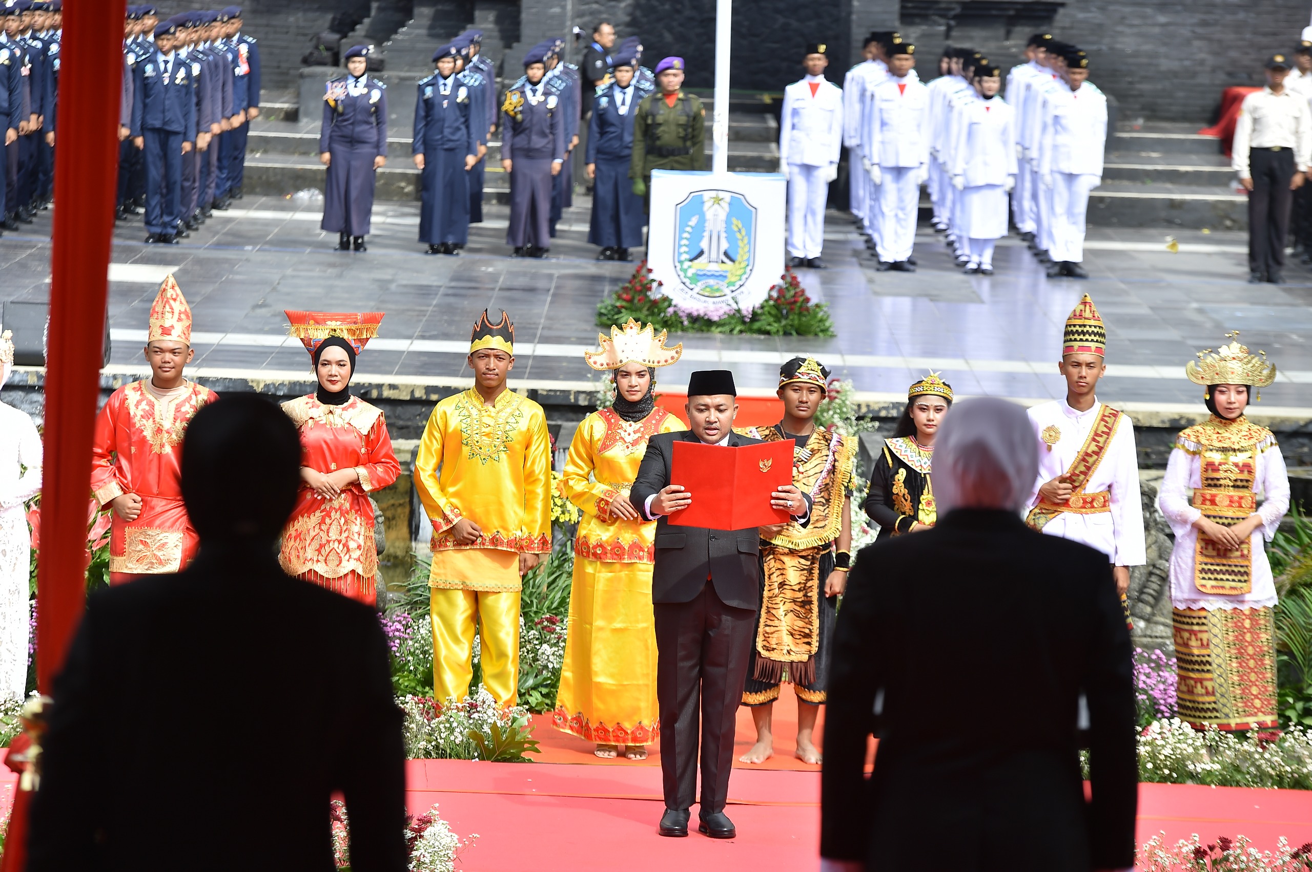IKRAR : Bupati Pasuruan, HM Rusdi Sutejo, membacakan Teks Keputusan Kongres Pemuda Indonesia 1928.