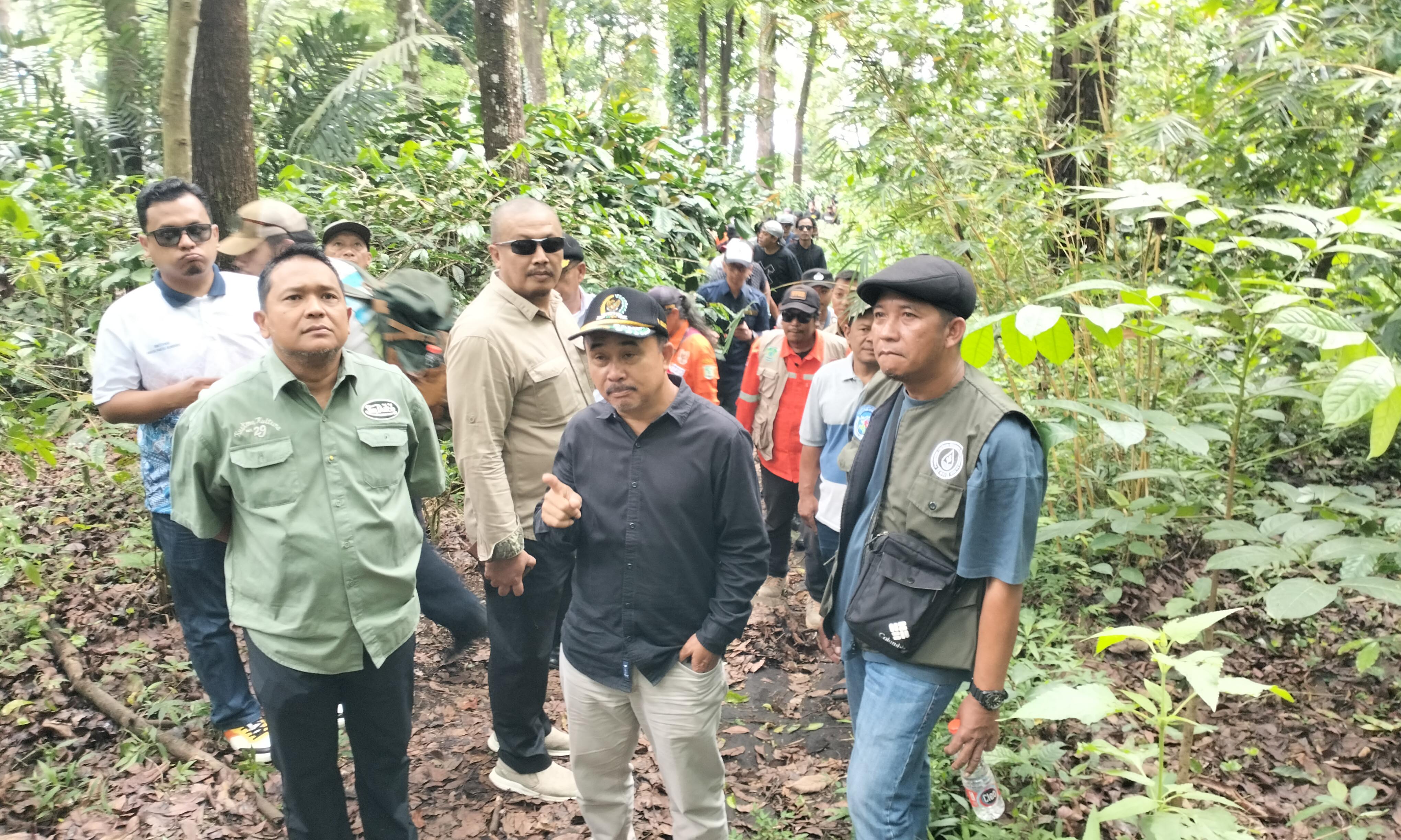 SURVEI: Tim Pansus DPRD Kabupaten Pasuruan soal real estate di kawasan Prigen saat melakukan survei bersama sejumlah pihak. Mereka memandang