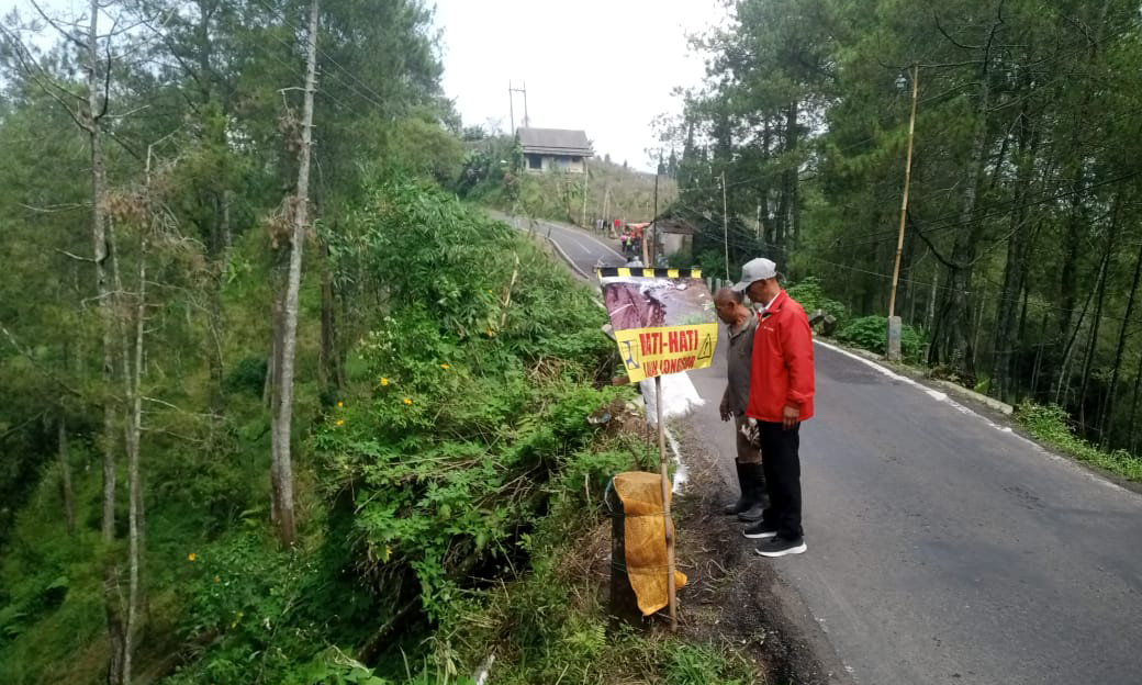 BERBAHAYA: Tepi jalan Tutur-Tosari, Dusun Putuk, Desa Wonosari, Kecamatan Tutur yang longsor. Pengguna jalan harus ekstra waspada.