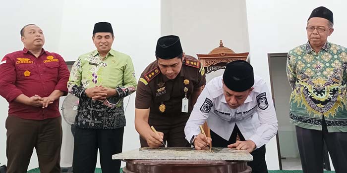 SERAH TERIMA: Bupati Probolinggo Moh Haris saat tanda tangan serah terima Masjid An-Nur yang dibangun dari dana hibah Pemkab Probolinggo. (Agus Faiz Musleh/ Radar Bromo)