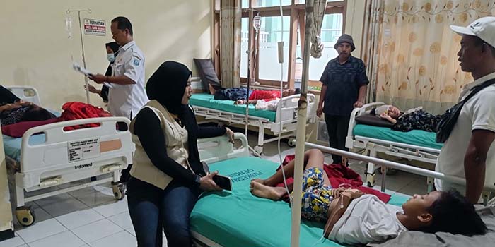 DIRAWAT: Warga Dusun Tareta, Desa Pesisir, Kecamatan Gending, Kabupaten Probolinggo, dirawat di Puskesmas Gending lantaran diduga keracunan.