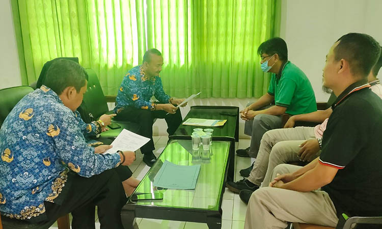 CARI KETERANGAN: Inspeksi mendadak yang dilakukan Dinas Ketenagakerjaan Kabupaten Probolinggo ke PT Klaseman pada Selasa (28/10).