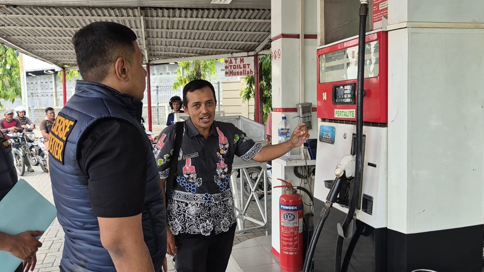 Petugas kepolisian melakukan pengecekan di dispenser salah satu SPBU di Kota Pasuruan.