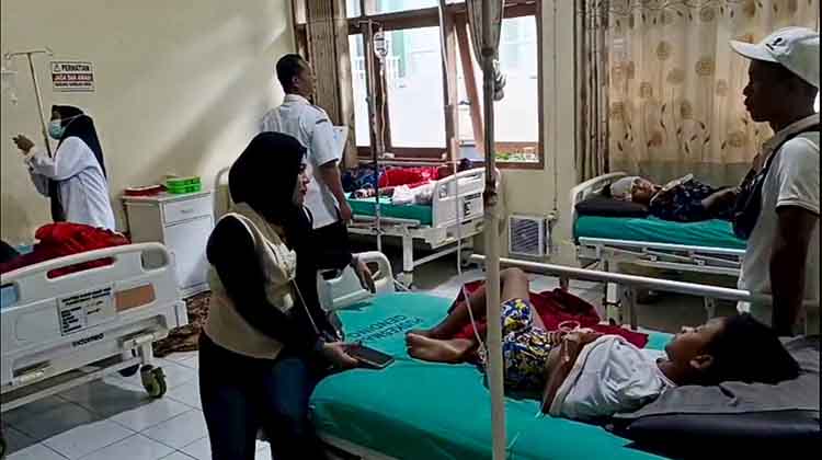 KERACUNAN: Sejumlah korban keracunan ketika menjalani perawatan di Puskesmas Gending.