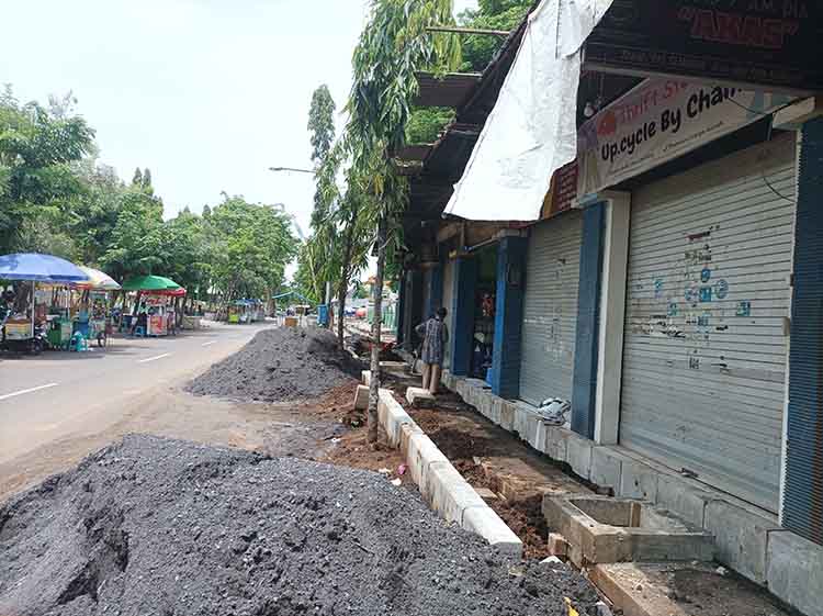 DIKEBUT: Rehabilitasi sisi timur Alun-Alun Kraksaan, Kabupaten Probolinggo, terus dikebut. Proyek ini ditarget rampung bulan depan.