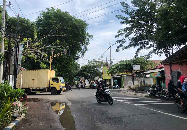PADAT: Simpang empat antara Jalan Mastrip-Jalan Bengawan Solo atau Simpang Empat SMK Negeri 1 Kota Probolinggo, yang rencananya akan dipasangi traffic light.
