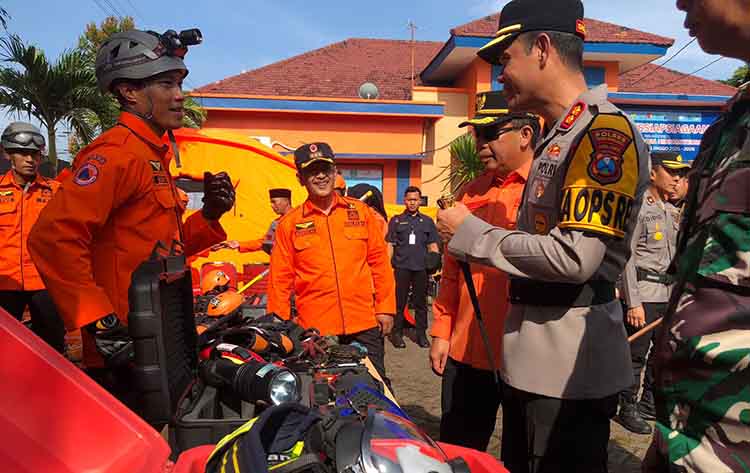 CEK LANGSUNG: Wali Kota Probolinggo dr. Aminuddin bersama Kepala Pelaksana BPBD Kota Probolinggo Boedi Harjanto mengecek sejumlah alat dan logistik dalam Kesiapsiagaan Bencana Kamis (30/10).