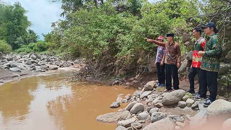 BUTUH DAM: Pj Kepala Desa Karanganyar Edi Kusnanto berharap pemerintah daerah/pusat bisa membangunkan DAM di Dusun Macan, untuk irigasi yang lebih baik di Dusun Krajan.