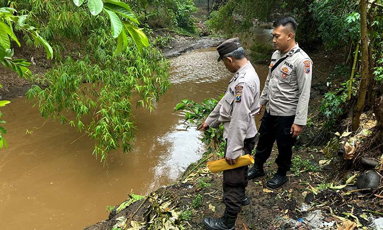 Anggota Polsek Kejayan saat melakukan olah TKP balita tenggelam di sungai.