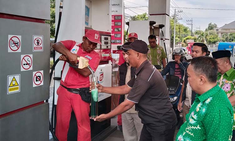Petugas Polres Pasuruan dan Disperindag saat melakukan pengecekan Pertalite dari salah satu SPBU di wilayah Bangil dan Beji.