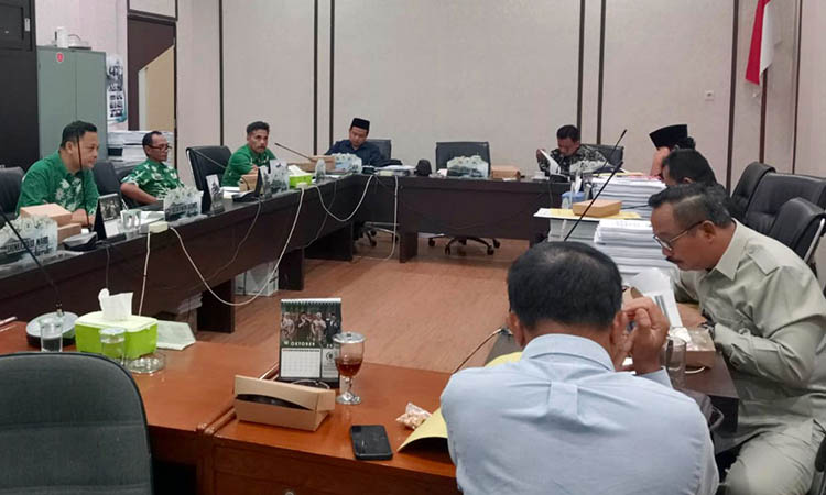 SEMPAT PANAS: Suasana rapat di ruang Komisi I DPRD Kabupaten Pasuruan, Kamis (30/10). Acara berlangsung memanas bahkan berakhir deadlock.
