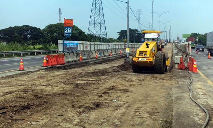 DILEBARKAN: Proses pelebaran jalan Tol Kejapanan-Gempol yang tengah berlangsung. Pelebaran tersebut, memanfaatkan median tengah untuk difungsikan sebagai jalan.
