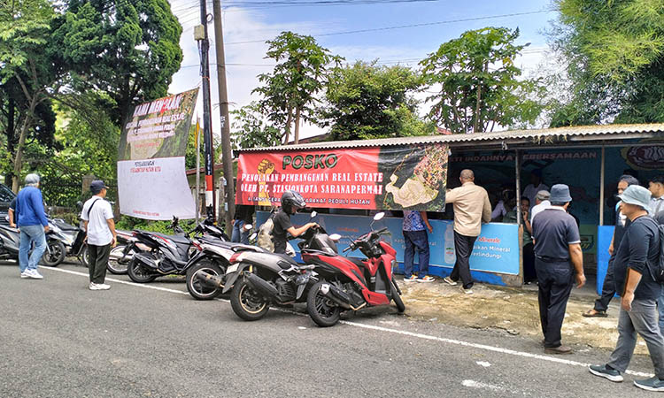 TEMPAT DISKUSI: Keberadaan posko ini menjadi tempat diskusi ataupun ngobrol serta pemantauan terhadap rencana pembangunan real estate.