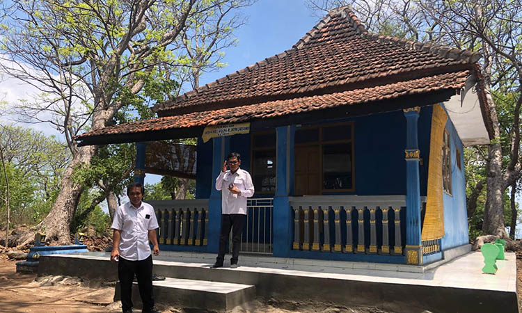 KERAMAT: Perangkat Desa Tamansari saat berfoto di depan Makam Mbah Wali Agung Raden Joyo Laksono di Gunung Pandek, Desa Tamansari, Kecamatan Dringu, Kabupaten Probolinggo.