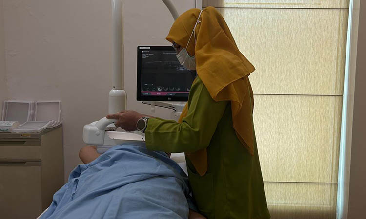 1.	MAKIN CANGGIH: Potret pasien saat sedang menjalani pemeriksaan menggunakan ABUS.