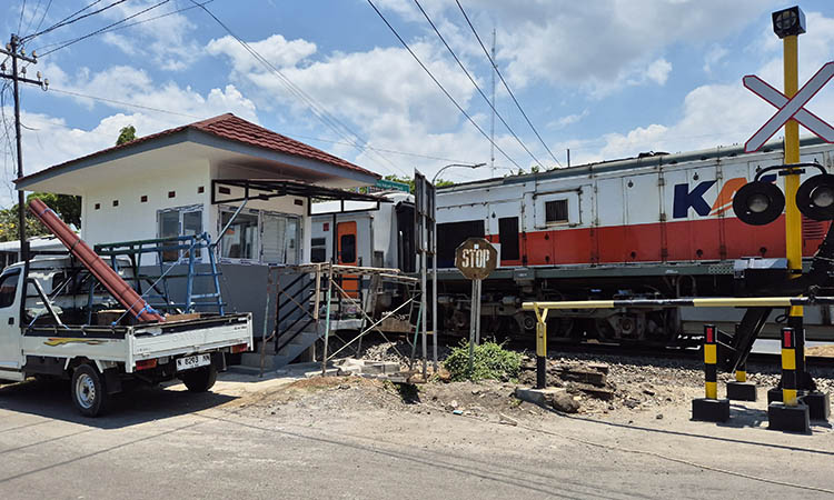 DIBANGUN: Pos perlintasan arah TPA Blandongan yang dibangun pemprov. Hal ini menambah deretan jalur perlintasan langsung kereta api yang dipasangi pos.
