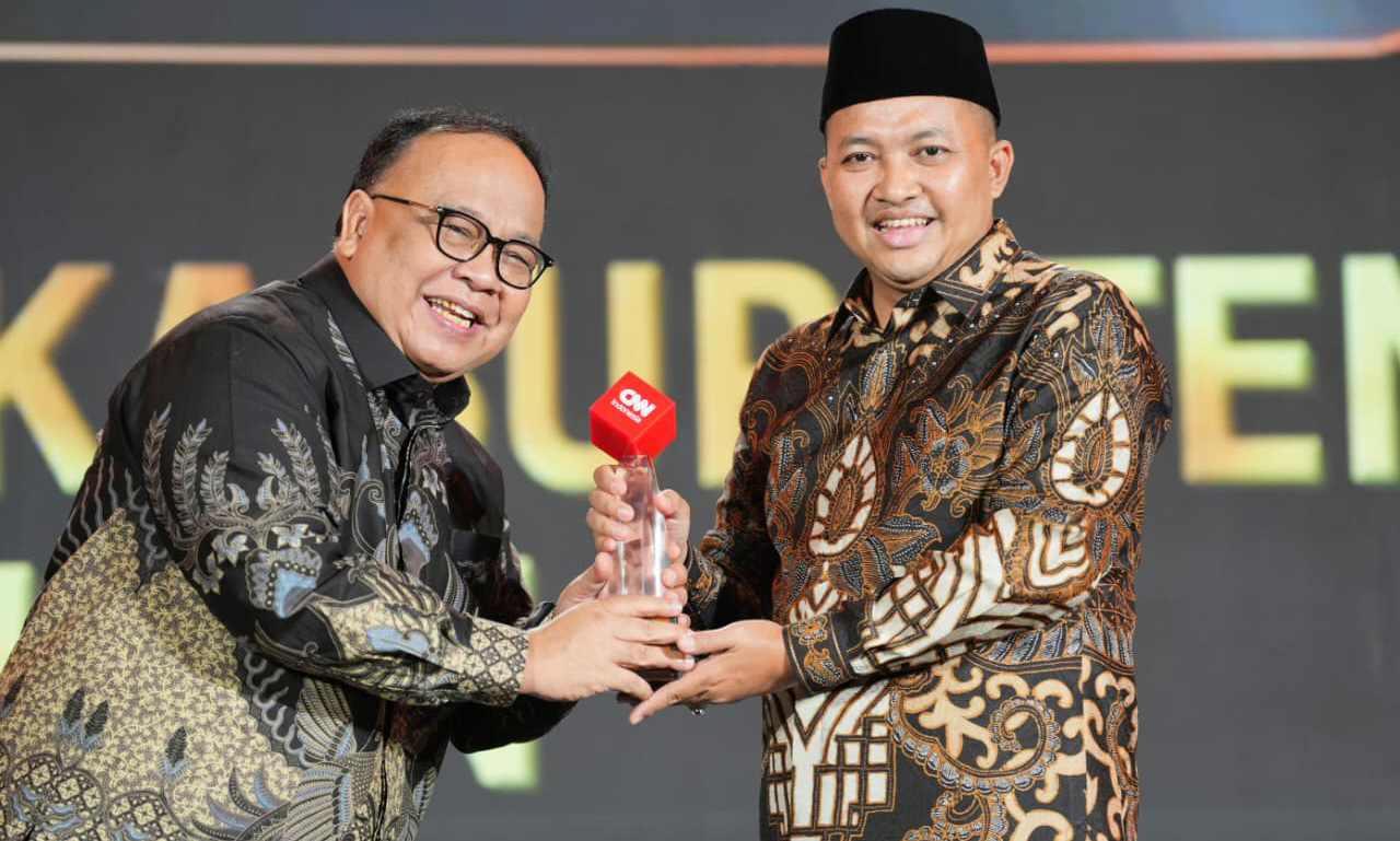 PRESTISIUS: Bupati Pasuruan HM Rusdi Sutejo saat menerima penghargaan kategori Outstanding Innovator Of Indonesia